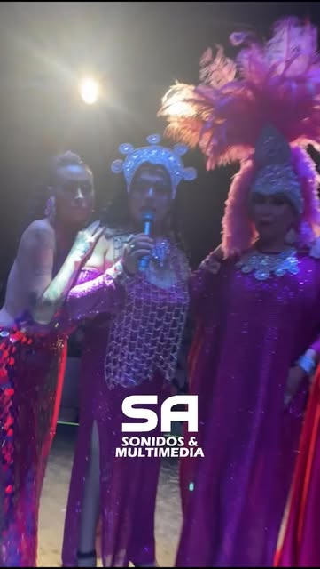 Artistas en escena durante un show, iluminados sobre el escenario.